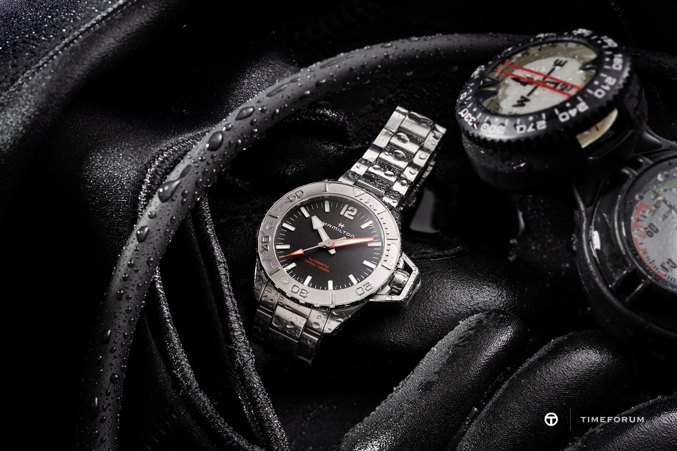 Hamilton_Khaki_Navy_Frogman_Auto_46mm_H77815130_Lifestyle_1_13342.jpg