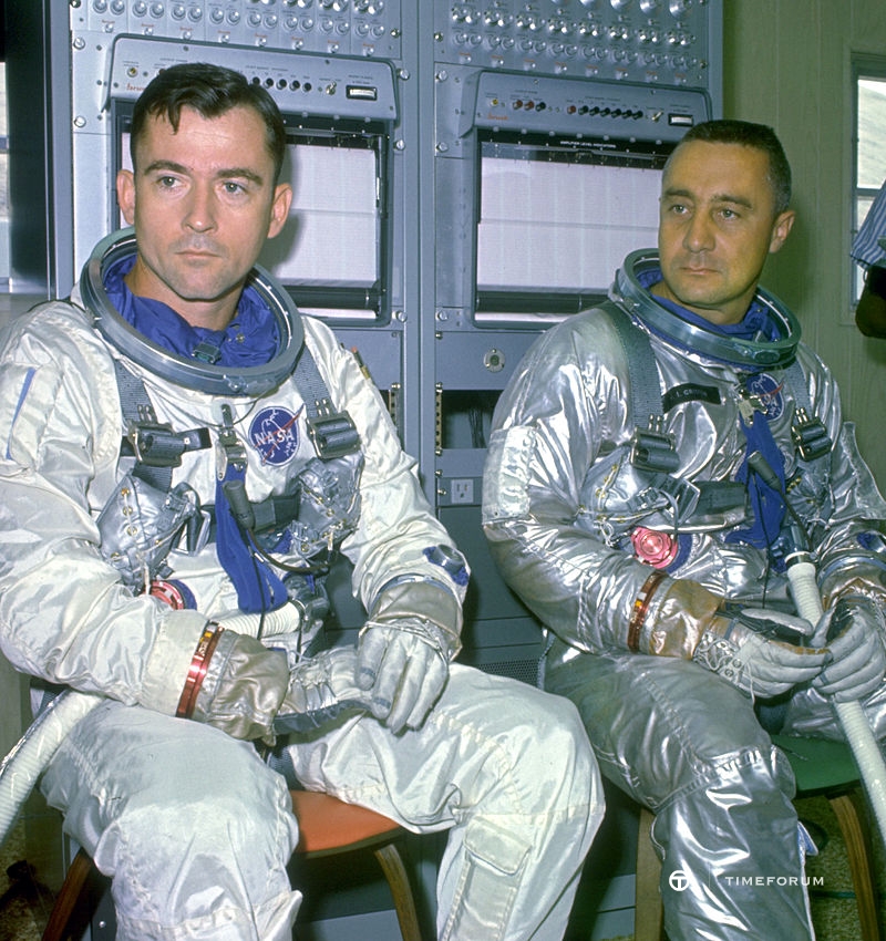 800px-Gemini_3_-_Prime_Crew_(Young_and_Grissom).jpg