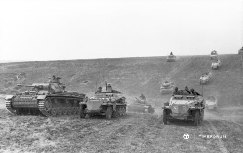Bundesarchiv_Bild_101I-218-0504-36,_Russland-Süd,_Panzer_III,_Schützenpanzer,_23.Pz.Div..jpg