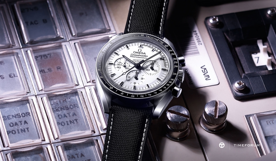 Omega Speedmaster Apollo 13 Silver Snoopy Award 3.jpg