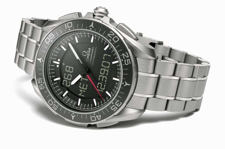 Omega_Speedmaster_X33-Skywalker_318_90_45_79_01_001_SpeedyWatches.jpg