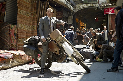 daniel-craig-working-motorcycle-carnage-in-skyfall.jpg : 오늘만큼은 그대에게