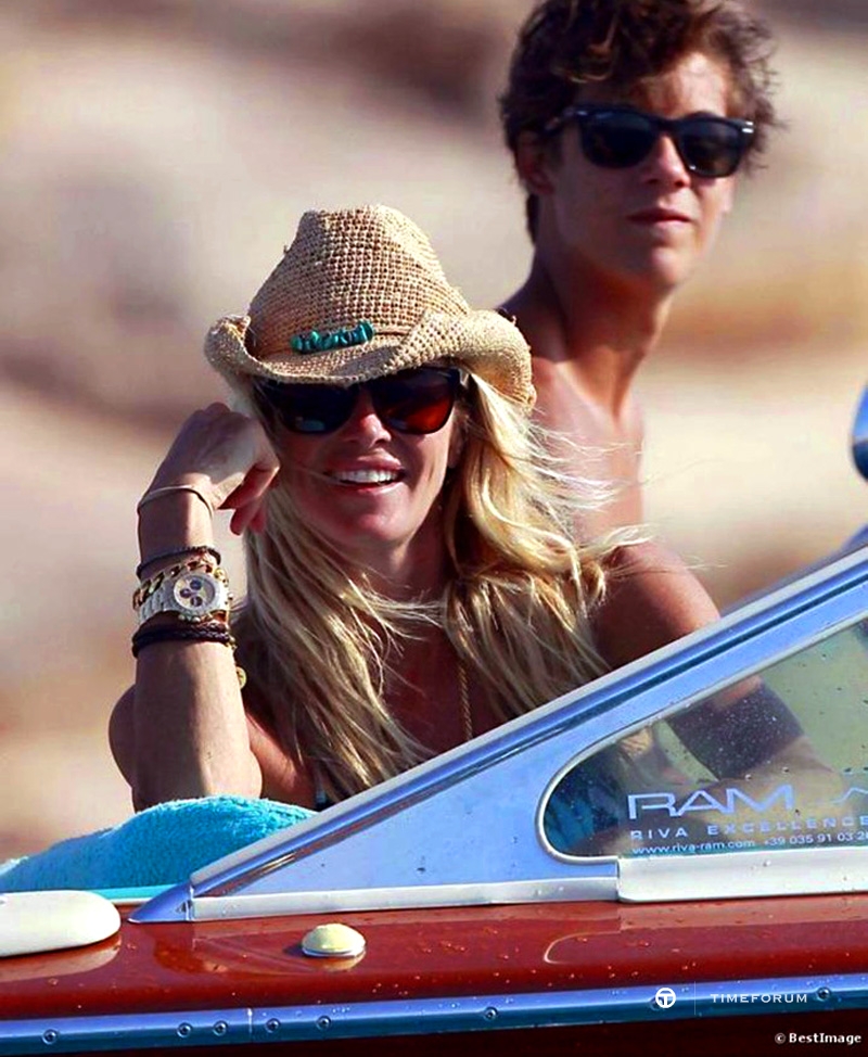 Elle-Macpherson-Ibiza-2012-Rolex-Daytona.jpg