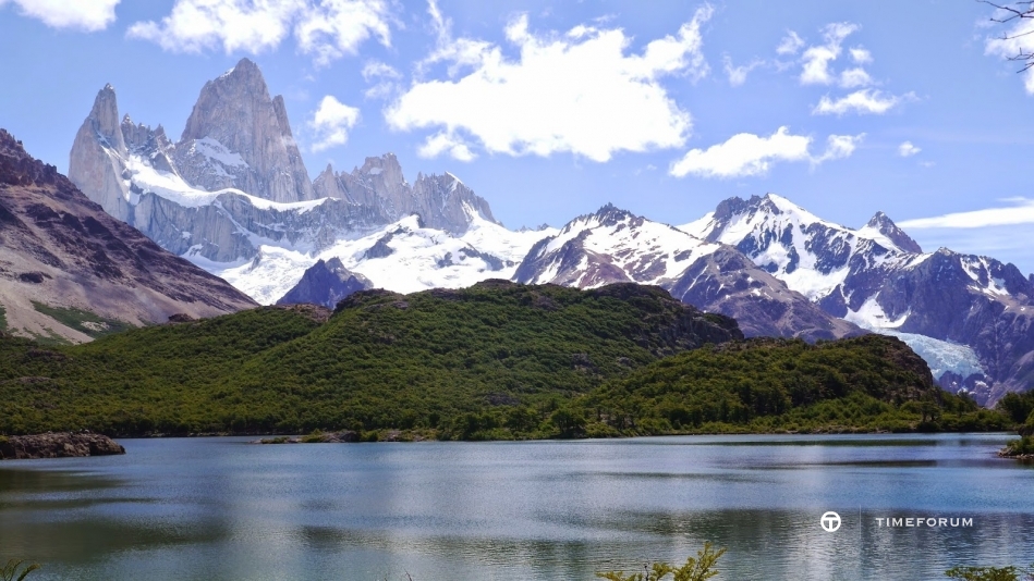 Fitz_Roy_y_laguna_Capri.JPG