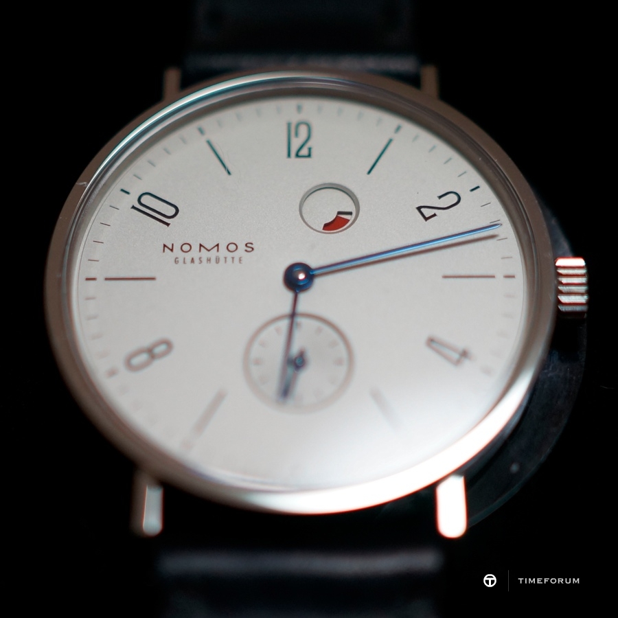 nomos_tangente_gangreserve_1.jpg