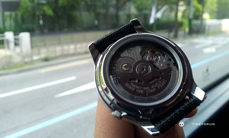 52cf4cc2e5b95b49b0630783033afabb.jpg : [SEIKO5 Type-B] ★ (모바일) 달리는 버스 안에서 ★