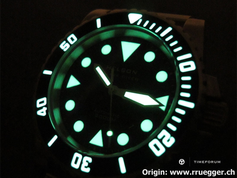 helson_shark_diver_bezel_lume.jpg