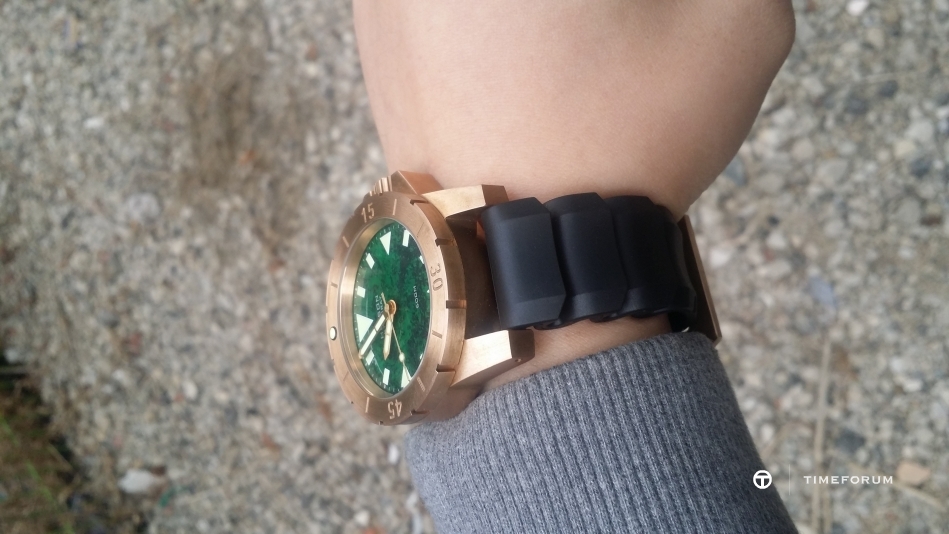 20160129_095542.jpg : HELSON STINGRAY 47mm 브론즈 다이버 입니다