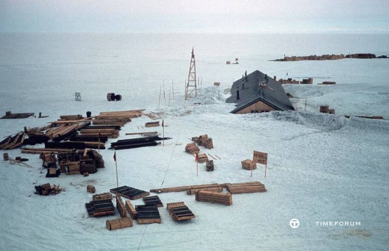 Royal Society base at Halley Bay.jpg