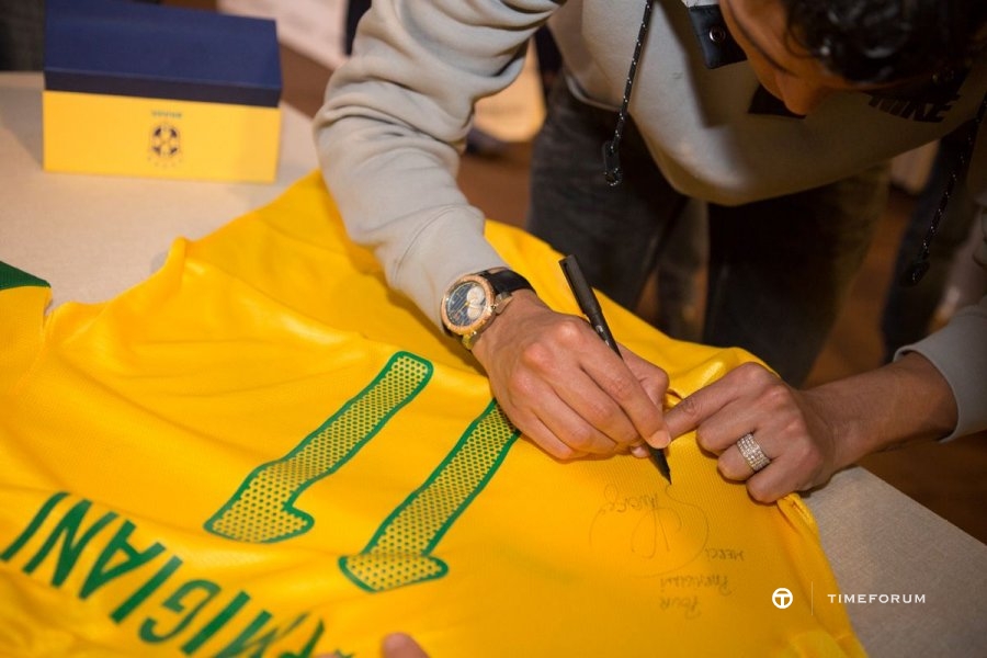 signing-parmigiani-jersey.jpg