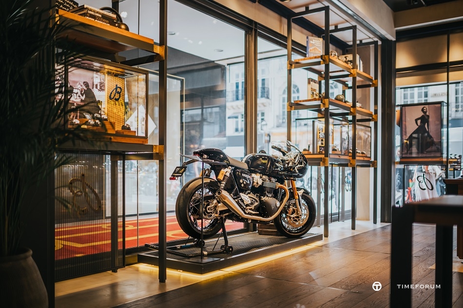 05_breitling-x-triumph_breitling-boutique-paris.jpg