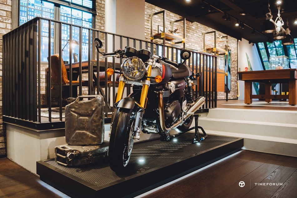 01_breitling-x-triumph_breitling-boutique-amsterdam.jpg