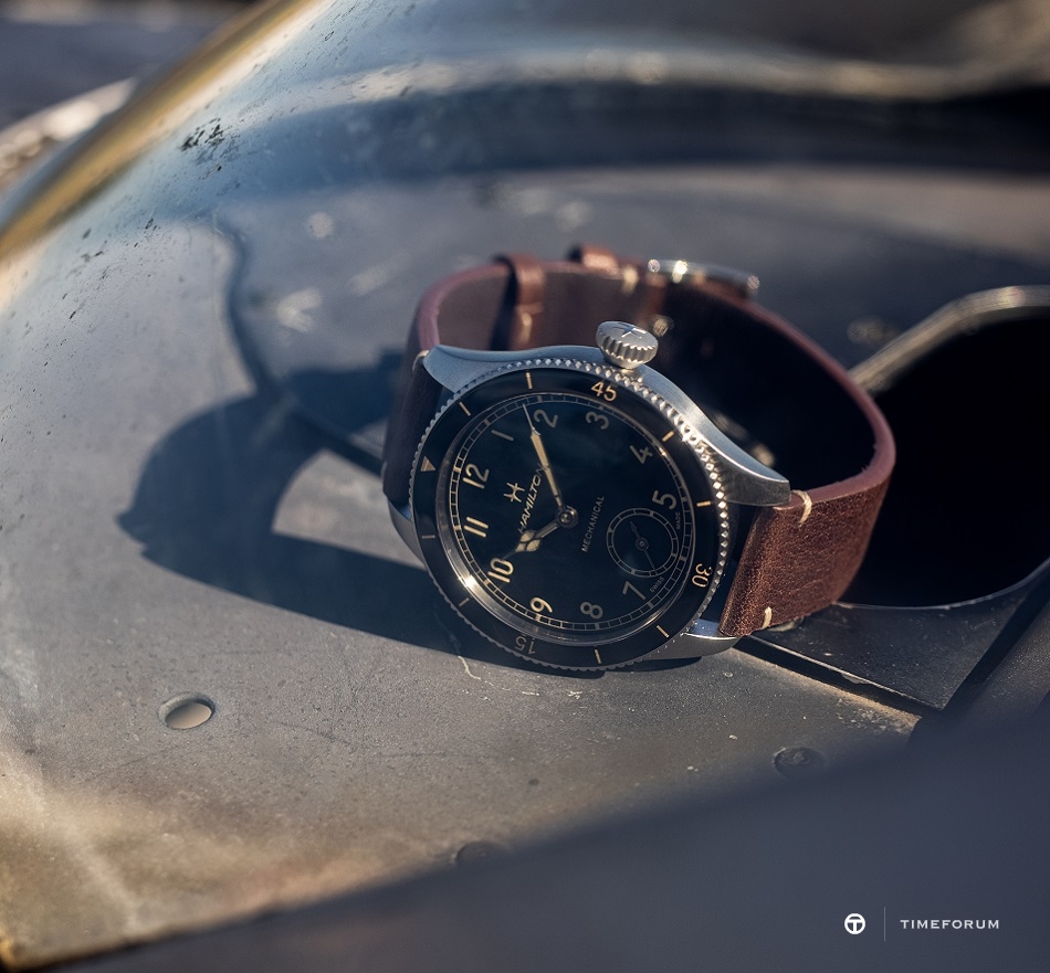 Hamilton_Khaki_Pilot_Pioneer_H76719530_Lifestyle_2_11744.jpg