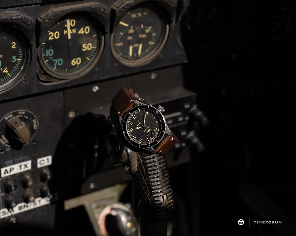 Hamilton_Khaki_Pilot_Pioneer_H76719530_Lifestyle_11742.jpg