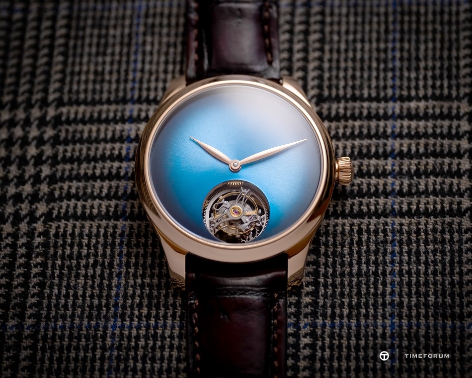 Endeavour Tourbillon Concept_1804-0400_Lifestyle_01.jpg