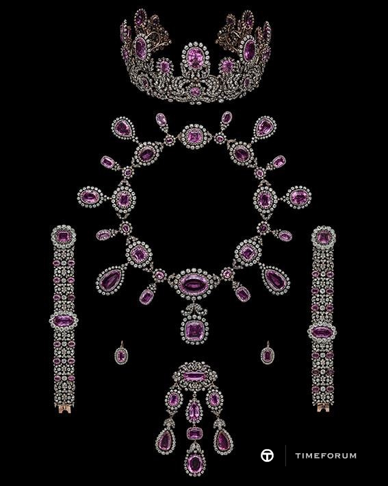 티아라  뷔르템베르크 왕가의 토파즈와 다이아몬드 파뤼르 Parure from the Royal House of Württemberg, Probably Russia, c. 1810-1830.jpg