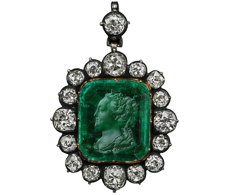 러시아의 예카테리나 초상화 음각이 새겨진 펜던트 Johann Casper Jäger_Pendant with intaglio Portrait of Catherine II of Russia_Gold, Silver, Emerald, Diamond_Intaglio Russia, 18th Century, Setting Later.jpg