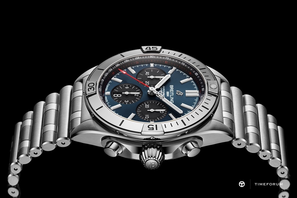 04_chronomat-b01-42-with-a-blue-dial-and-black-contrasting-chronograph-counters.jpg