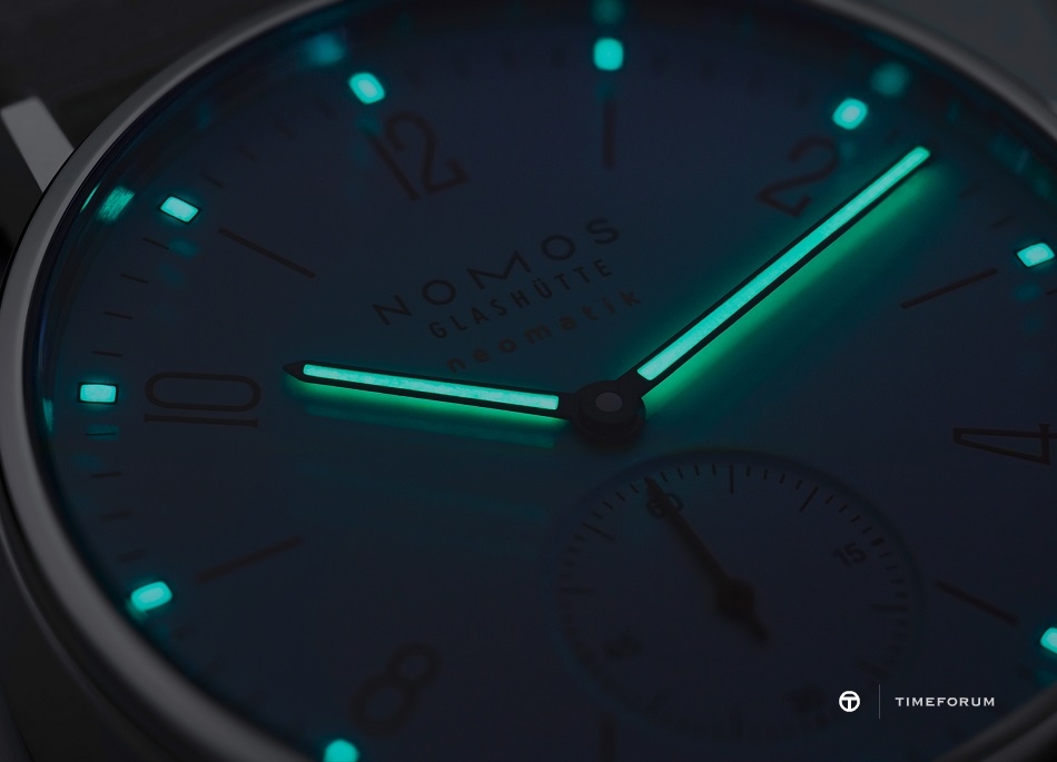 05_NOMOS_Ahoi_neomatik_signalweiss_detail_superluminova.jpg