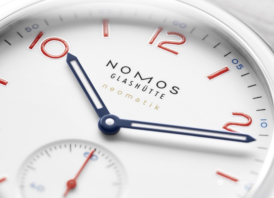 04_NOMOS_Club_neomatik_signalweiss_detail_dial.jpg