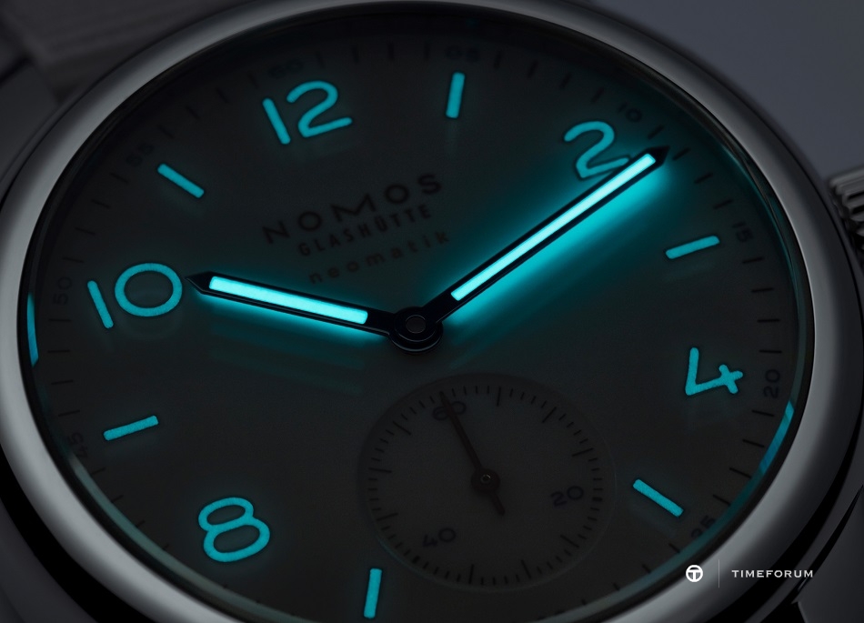 06_NOMOS_Club_neomatik_signalweiss_detail_superluminova.jpg