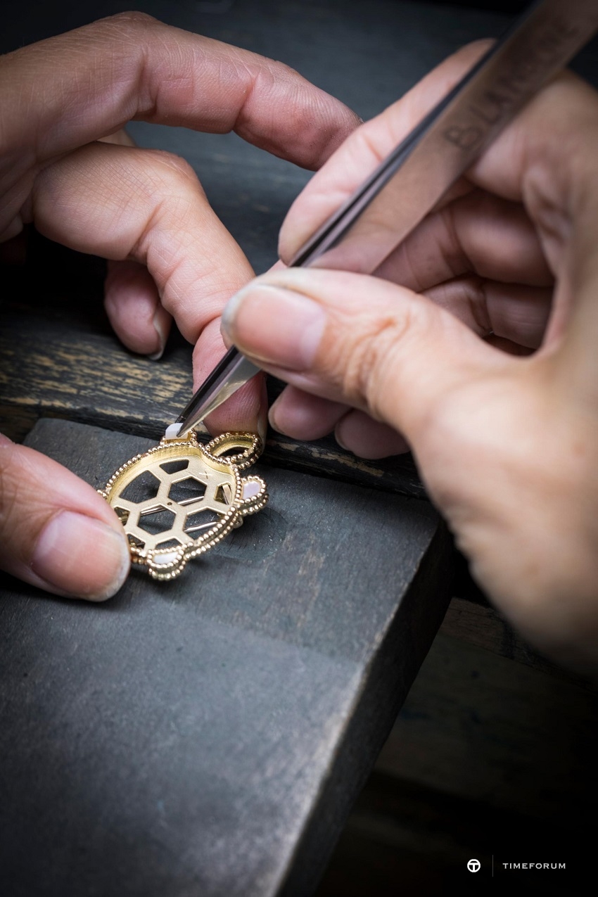 Reportage_Van_Cleef__Arpels_Workshop_Lucky_Animals_2019-11_1945926.jpg