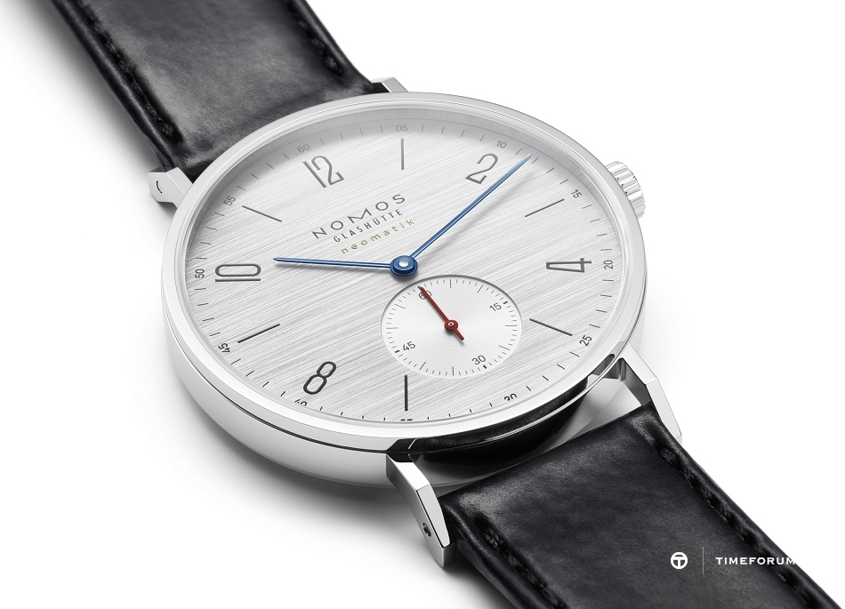 15_NOMOS_Tangente_neomatik_39_silvercut_profile.jpg