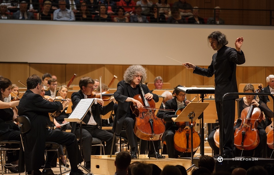 Steven_Isserlis_with_the_London_Philharmonic_Orchestra.jpg