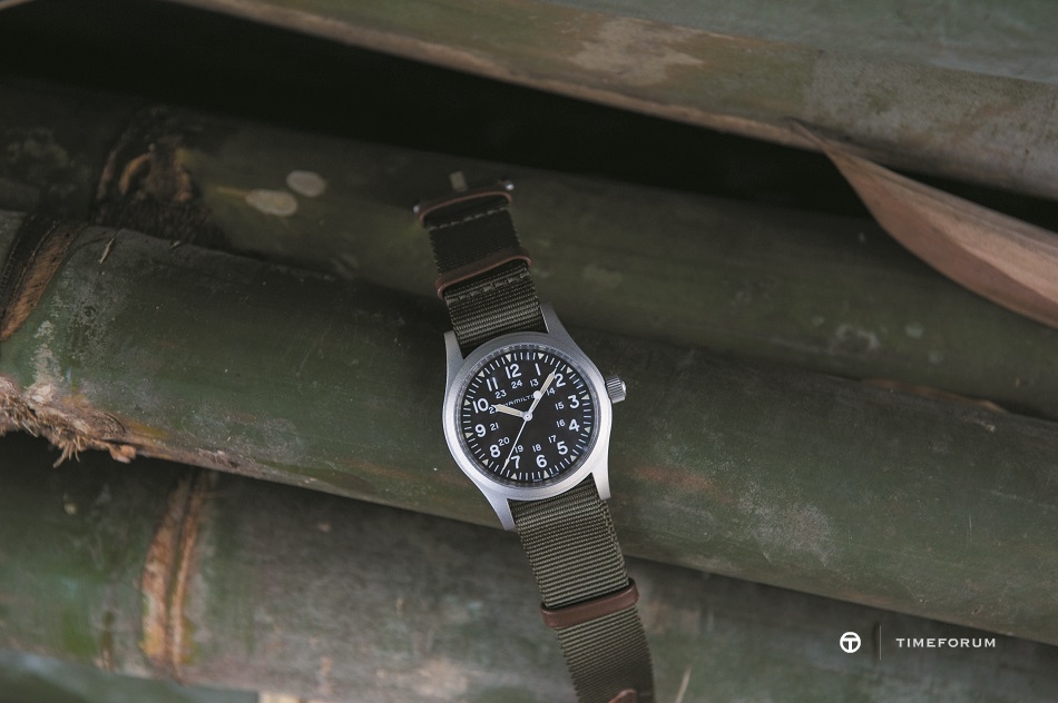 H69429931_Khaki Field Mechanical 38mm_Lifestyle 4 HR.jpg