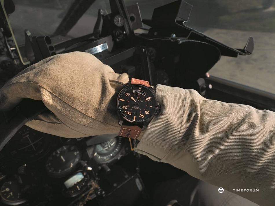 H64605531_Khaki Pilot Day Date_Lifestyle 2 HR.jpg