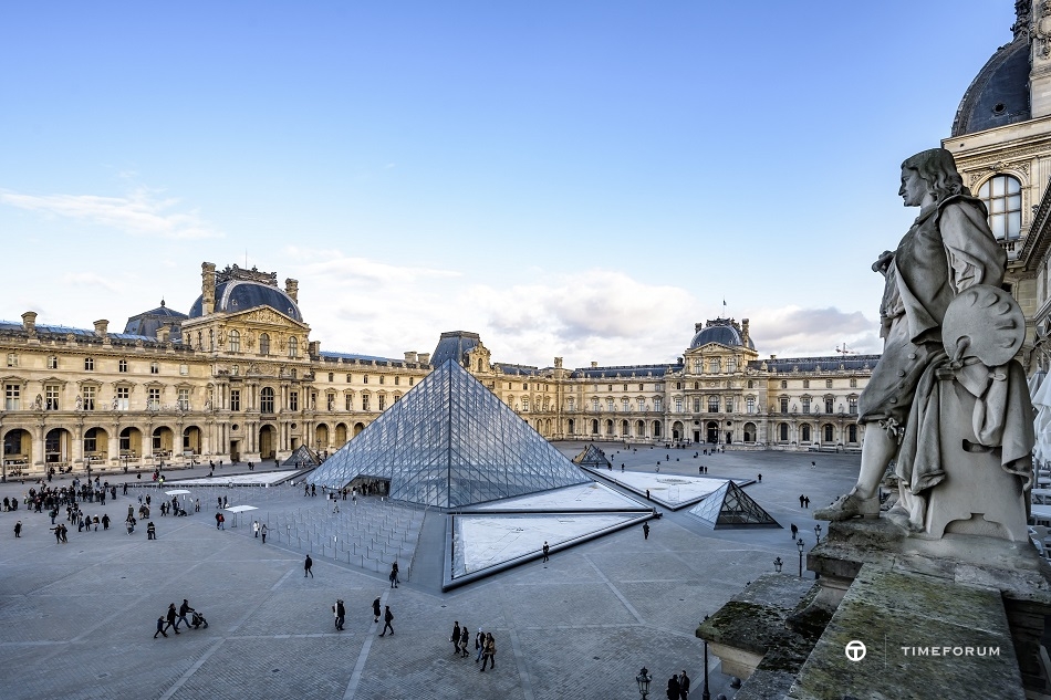 Pyramide__Museum_du_Louvre _Olivier_Ouadah.jpg