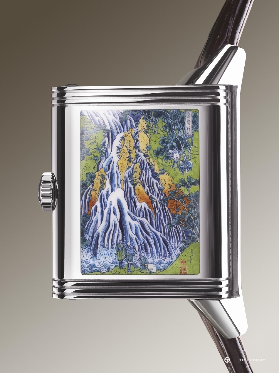 jlc-reverso-tribute-enamel-hokusai-q39334t2-close-up.jpg