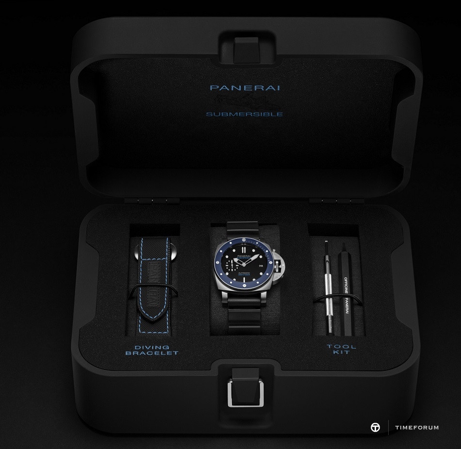 panerai-pam1209-panerai-submersible-azzurro.jpg