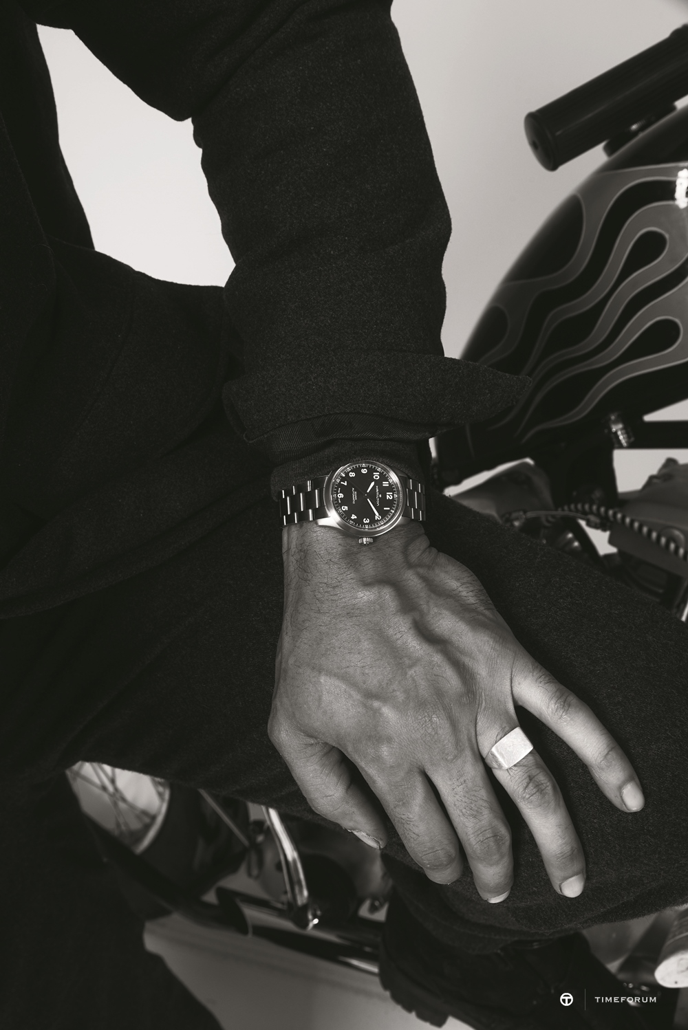 Hamilton_Khaki_Field_Titanium_x_Engineered_Garments_H70235130_Lifestyle_4_Print_Resolution___JPEG___300_DPI_18104.jpg