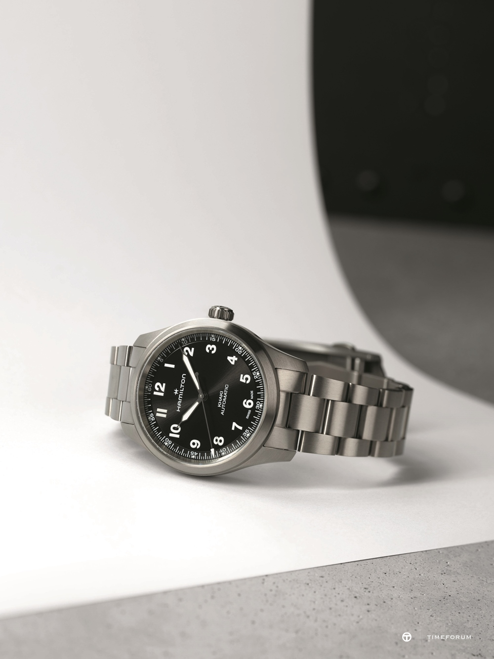 Hamilton_Khaki_Field_Titanium_x_Engineered_Garments_H70235130_Lifestyle_1_Print_Resolution___JPEG___300_DPI_18098.jpg