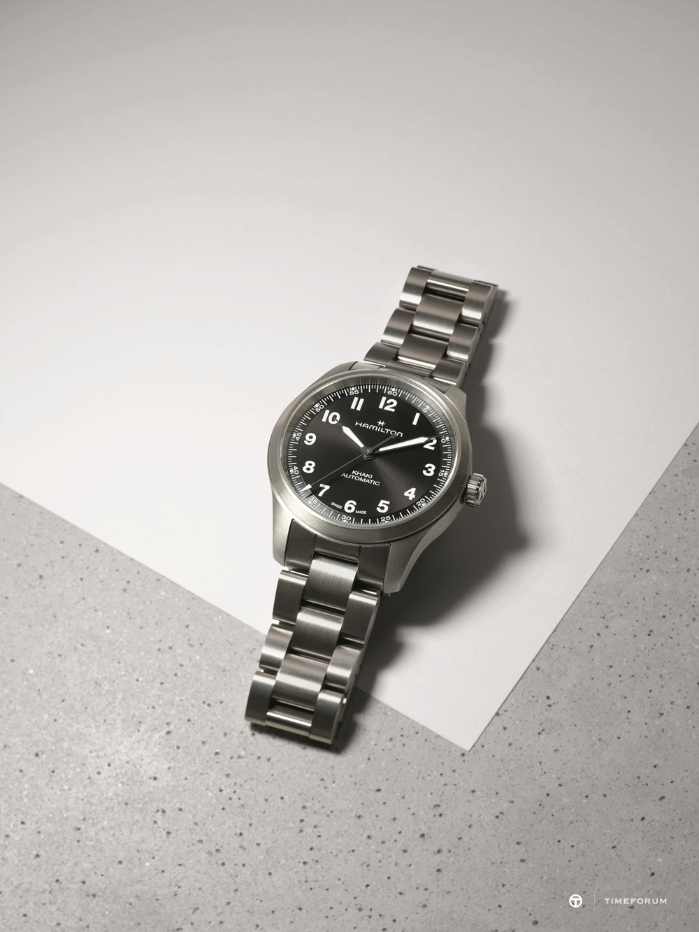 Hamilton_Khaki_Field_Titanium_x_Engineered_Garments_H70235130_Lifestyle_2_Print_Resolution___JPEG___300_DPI_18099.jpg