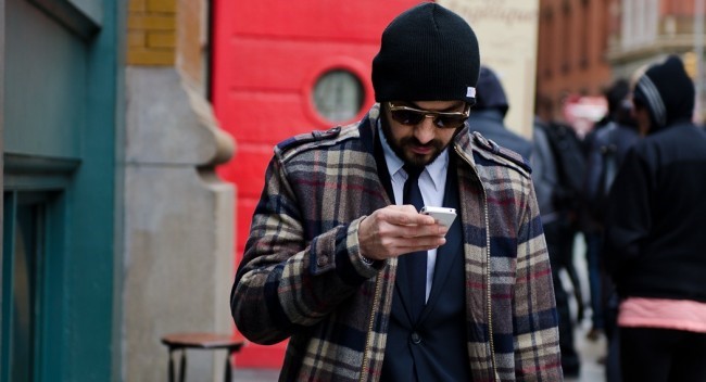 wild-checks-men-texting-iphone-hat-beanie-streetstyle-650x352.jpg