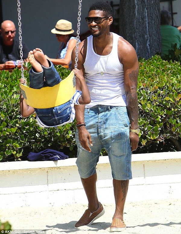 Usher-Raymond-Gstar-Fisk-Denim-shorts-Bottega-Veneta-Intrecciato-Slip-On-Sneakers-5.jpg