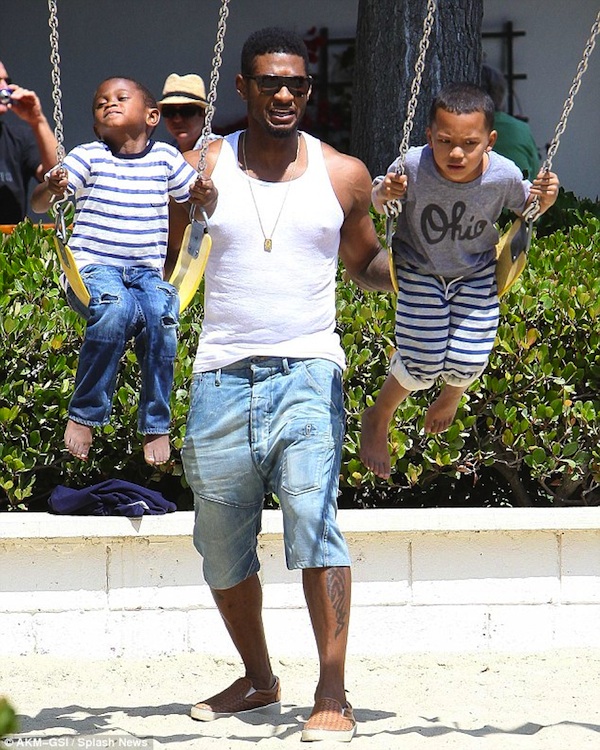 Usher-Raymond-Gstar-Fisk-Denim-shorts-Bottega-Veneta-Intrecciato-Slip-On-Sneakers-7.jpg