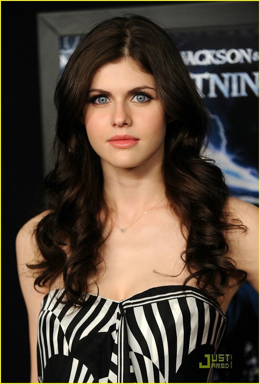 alexandra-daddario-percy-premiere-04_onul__gbtop8.jpg