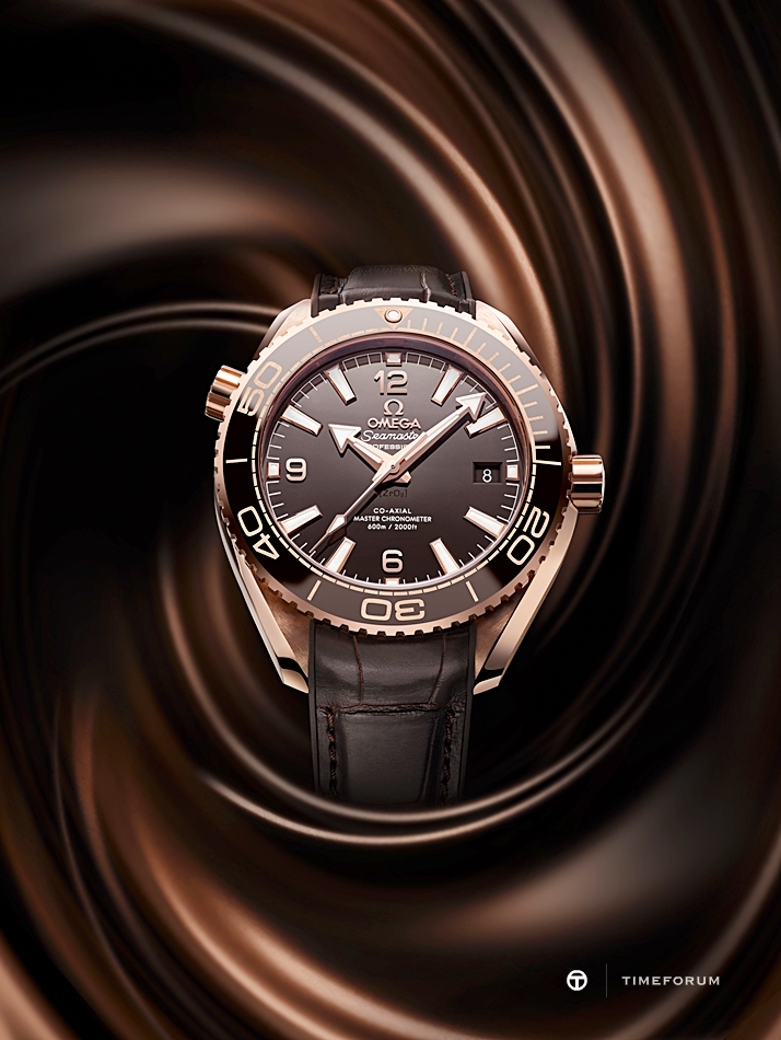 215.63.40.20.13.001_Seamaster Planet Ocean 39.5mm_with background-014.jpg